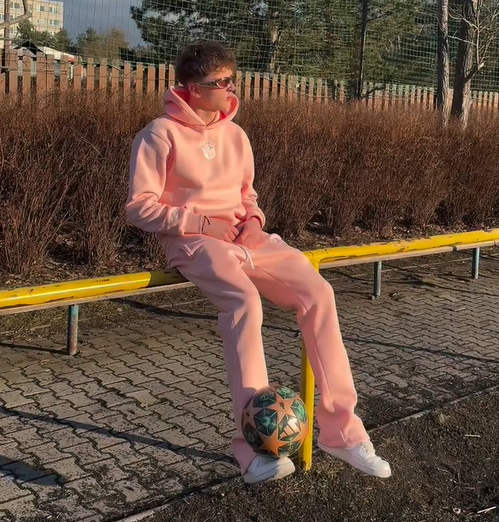 The Rosa Paradise Hoodie blends sport, lifestyle, and minimal fashion into one premium essential inspired by Rio de Janeiro’s energy.